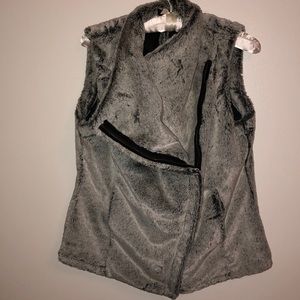 Kial super soft faux fur vest size small
